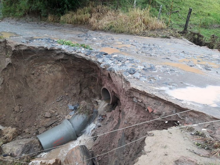 Situação de estrada em Vargem Alta (Foto: Divulgação Faol)