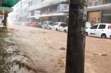 A Rua Farinha Filho vira um rio em um recente temporal (Fotos de leitores)