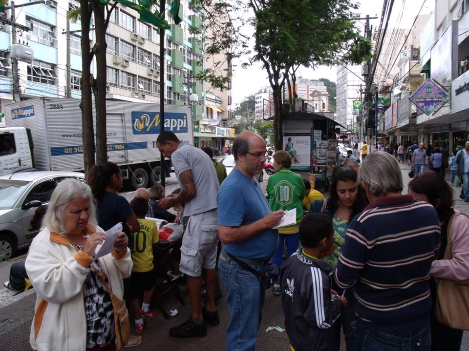 Mercado de figurinhas na Praça do Viagra em 2014 (Arquivo AVS)