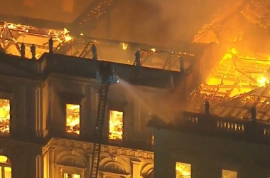 As chamas consumindo o Museu Nacional na Quinta da Boa Vista (Foto: Reprodução da web)