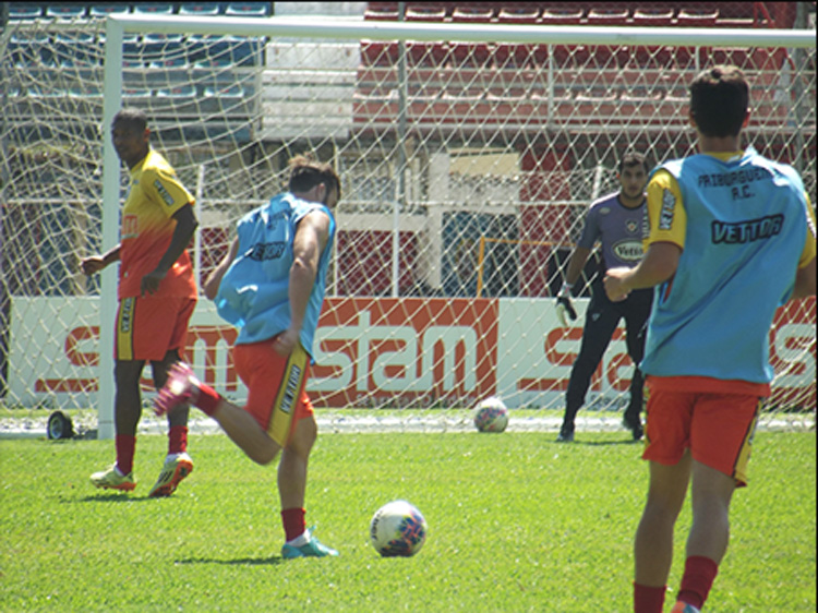 Frizão trabalhou durante todo o fim de semana e feriado para o jogo desta quarta (Foto: Vinicius Gastin)