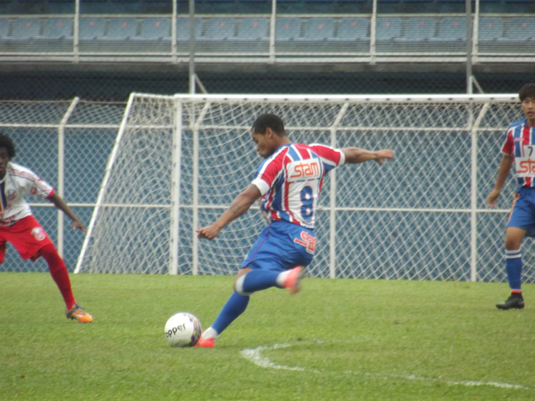 Damião tenta levar o Friburguense ao ataque no Eduardo Guinle (Foto: Vinicius Gastin)