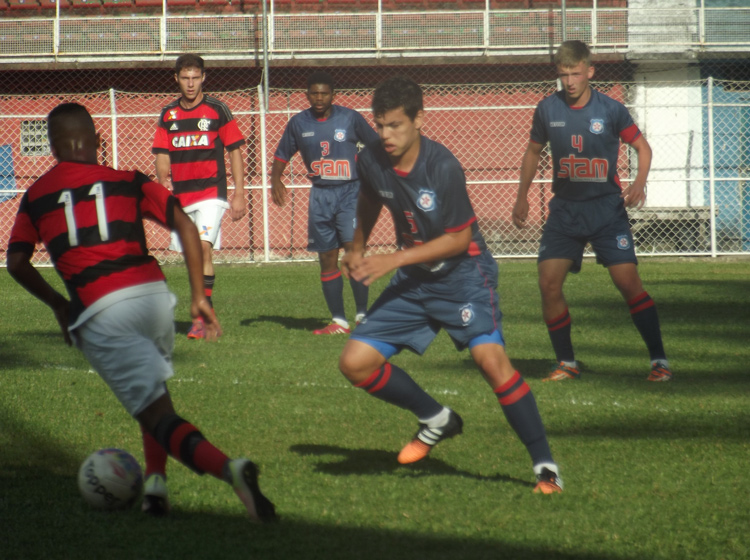 Murillo cerca o adversário: início de jogo com domínio do Flamengo