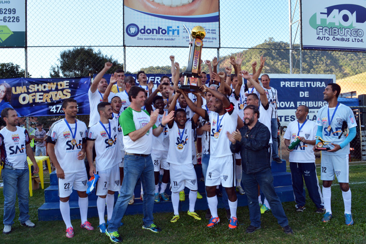 Jogadores festejam a vitória com o troféu da Supercopa SAF (Foto: Arquivo AVS)