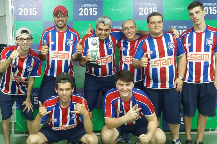 Os campeões: (em pé da esquerda para direita) Vinícius, Christofer, Márcio Pires, Diogo e Hiêgo; agachados: Thiel, Pablo e Marcus Vinícius