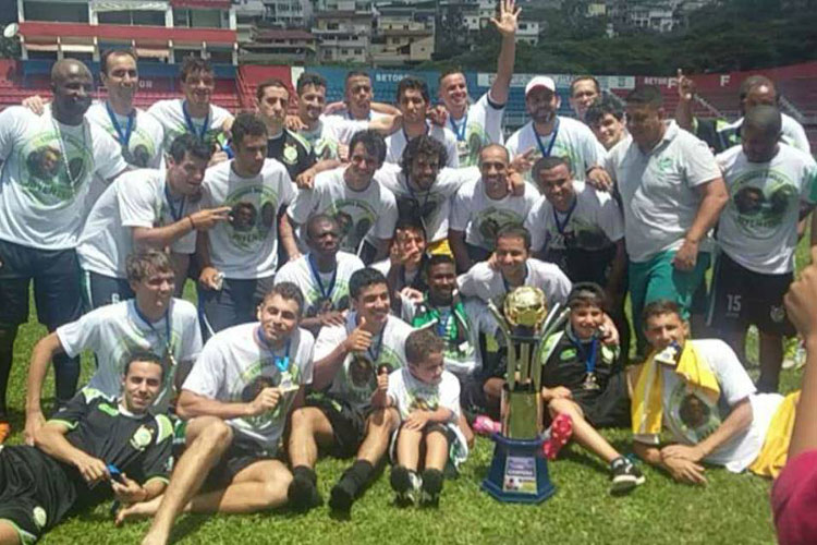 Jogadores celebram a conquista do título de Olaria