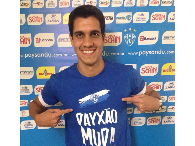 Lucas veste a camisa do Paysandu: clube é o quinto da carreira do jogador (Foto: Divulgação)