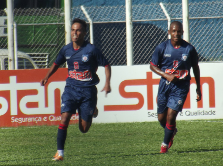 Estreante, Jefinho comemora o primeiro gol tricolor no jogo (Foto: Vinicius Gastin)