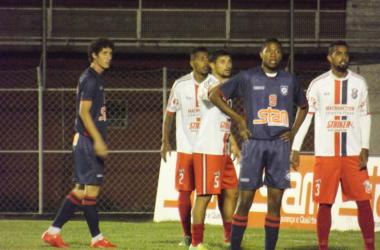 Caíque carimbou a trave em cabeçada no primeiro tempo (Foto: Vinícius Gastin)