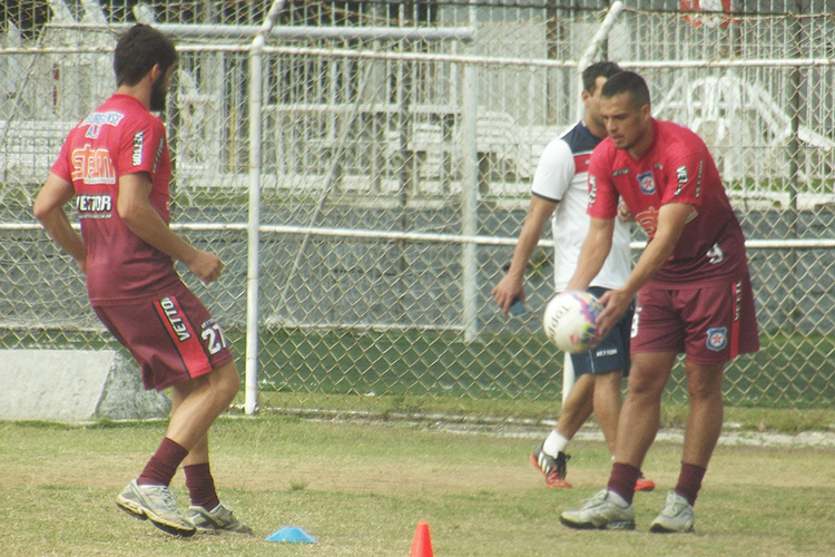 Bidu e Bruno compõem o sistema defensivo tricolor: ambos podem até formar dupla de zaga (Foto: Vinicius Gastin)