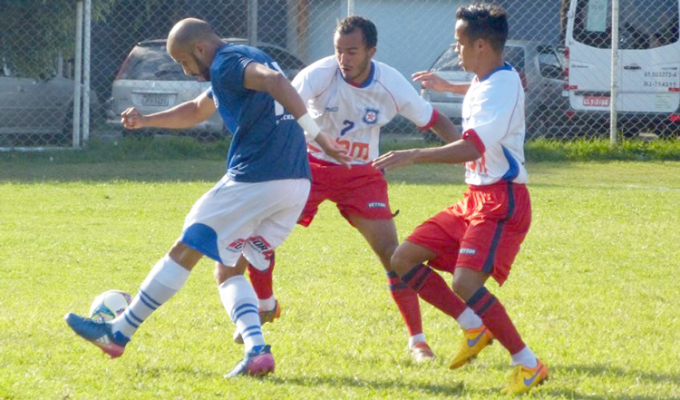 Jefinho e Yan dobram marcação: disposição para superar obstáculos em Duque de Caxias (Foto: FutRio)