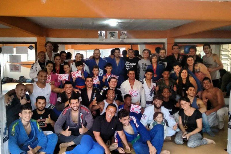 Equipe de Junior Santos é exemplo: pessoas de todas as idades procuram artes marciais