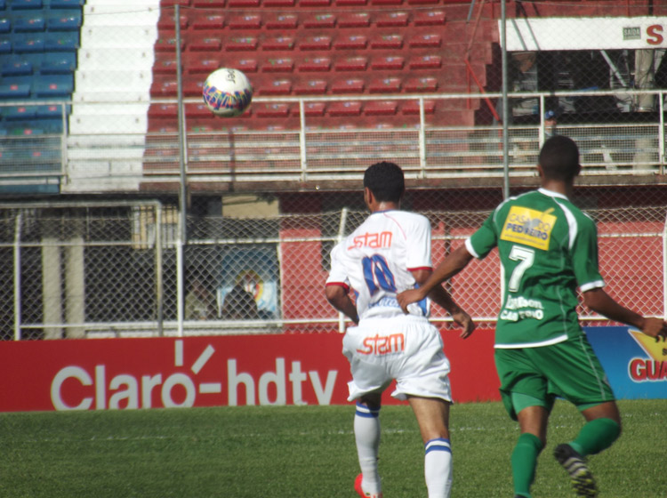 À vontade na função de segundo volante, Jorge Luiz ditou o ritmo do meio-campo tricolor