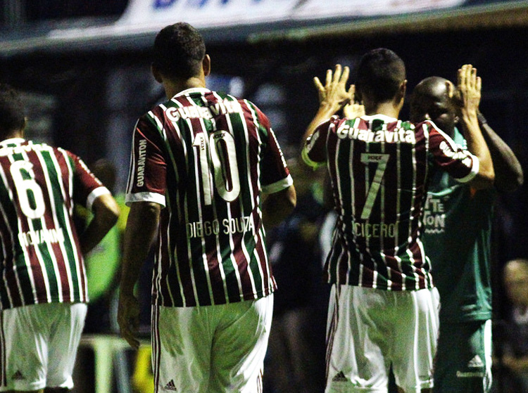 Jogadores do Flu comemoram gol que aproxima cariocas da segunda fase (Foto: Vinicius Gastin)