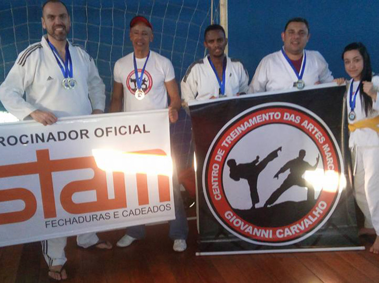 Sob o comando de Giovanni Carvalho, atletas friburguenses representam a cidade em competições de taekwondo (Foto: Divulgação)