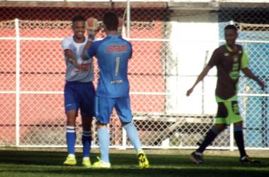 - Lucas comemora o primeiro gol com o goleiro Felipe: pintura (Foto: Divulgação)
