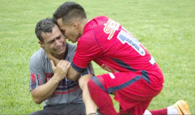 Momento de emoção de Merica logo após a conquista da Copa Rio: treinador é campeão em seu primeiro desafio à frente da equipe