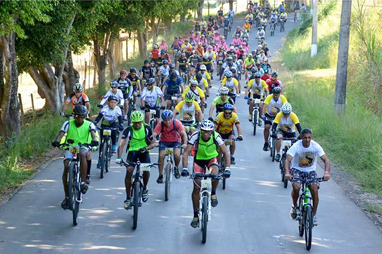 Bicicletas pela solidariedade: ciclistas se unem em passeio para arrecadar alimentos
