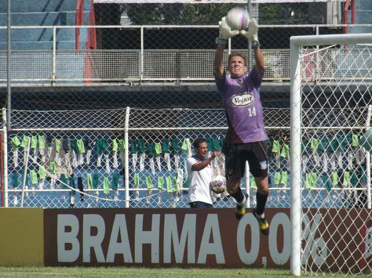 Caso Marcos não se recupere, goleiro Afonso segue na meta tricolor (Foto: Vinicius Gastin)