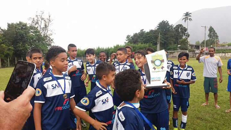 Atletas do São Pedro recebem o troféu de campeão da Copa Neon: competição reuniu cinco equipes