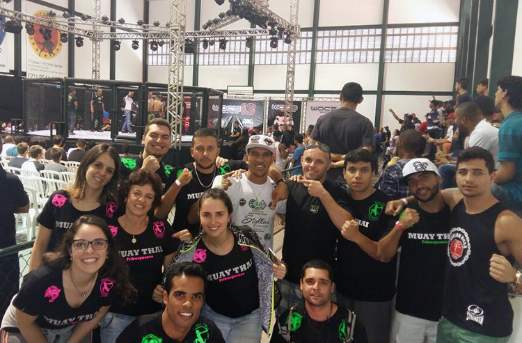 Victor Barbosa (ao centro, de branco) bate o oponente por pontos em sua estreia no MMA (Foto: Divulgação)