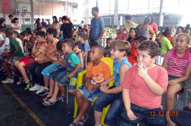 Dezenas de crianças participaram da festa, realizada na quadra da fábrica