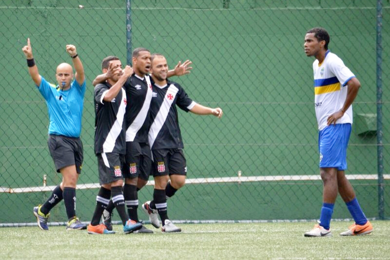Jogadores do Vasco comemoram, enquanto Douglas lamenta (Foto: Divulgação)