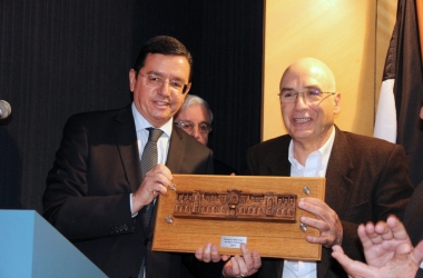 Na assinatura do convênio, Bravo presenteou o presidente da Fecomércio, Antônio Queiroz com um trabalho em madeira que retrata a antiga estação ferroviária  (Foto: Daniel Marcus)