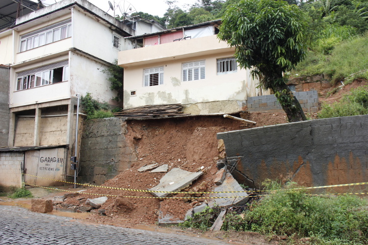 Um muro desabou na Avenida dos Ferroviários (Foto: Daniel Marcus)