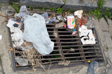Lixo jogado indiscriminadamente na rua, podendo entupir as galerias (Fotos: Henrique Pinheiro)