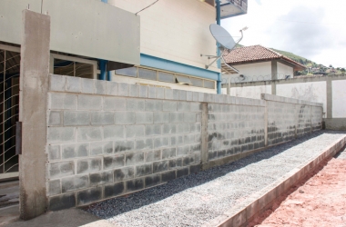 Muro foi construído com recuo, seguindo normas do DER-RJ (foto: João Luccas Oliveira)