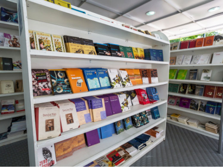 Com capacidade para mais de dez mil livros e 700 títulos, o estande promete atrair um público diversificado (Divulgação)