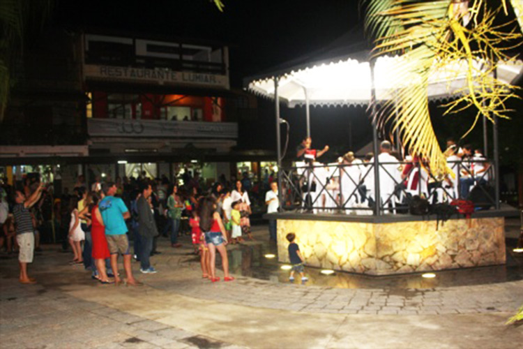 Pais e familiares de alunos da Euterpe Lumiarense assistem à apresentação dos novos músicos que se integrarão à banda em 2016 (Foto: Divulgação)