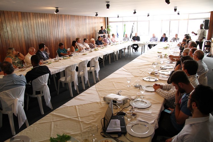 A reunião em que CLD, Sincomércio e vereadores debateram o projeto (Foto: João Luccas Oliveira)