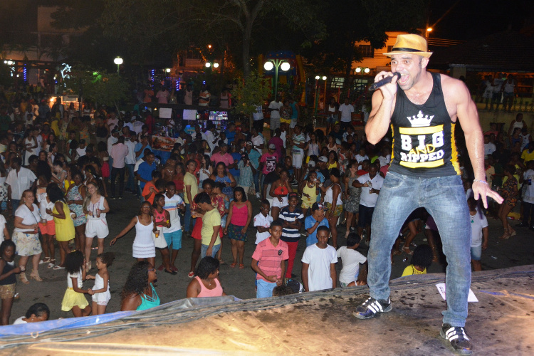 Macuco recebe 2016 com música e fogos de artifício