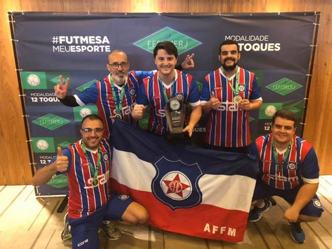Equipe de Nova Friburgo já com a premiação do título: momento histórico para a AFFM / Friburguense