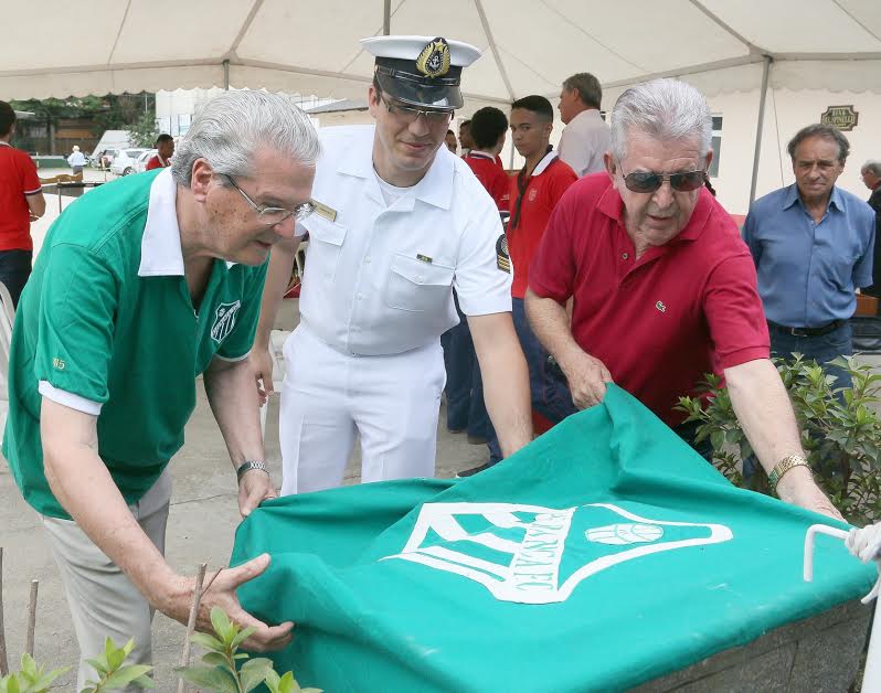 Presidente Bachinni e Juca ajudar a descerrar a bandeira durante a inauguração da placa