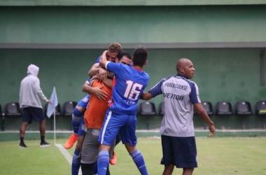 O abraço e a comemoração após o gol da vitória do Friburguense em Austin