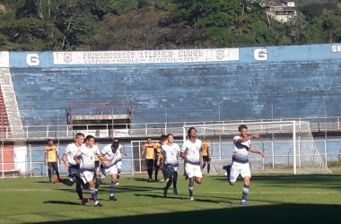  Bruno comemora o primeiro gol do Friburguense no Eduardo Guinle com os companheiros