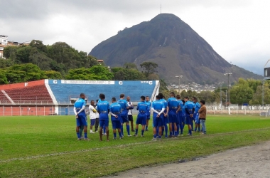 Grupo tricolor reunido no gramado antes do treino: cena que, possivelmente, vai demorar a se repetir