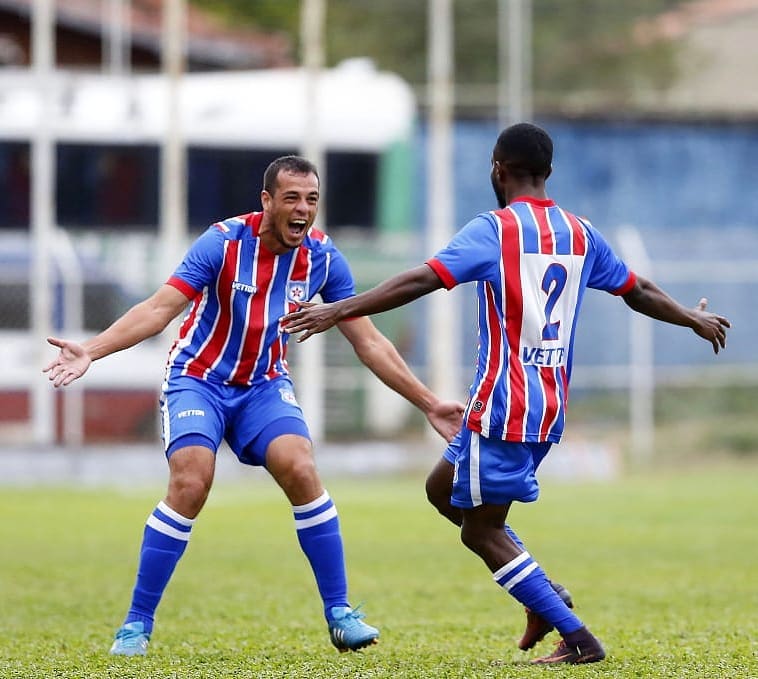 Dieguinho e Bidu celebram o gol da vitória tricolor: vantagem importante (Foto: Úrsula Nery/Agência Ferj)