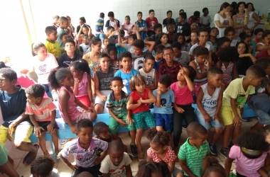 Crianças atentas aos ensinamentos e histórias de Marlon: visita ao colégio onde o atleta estudou