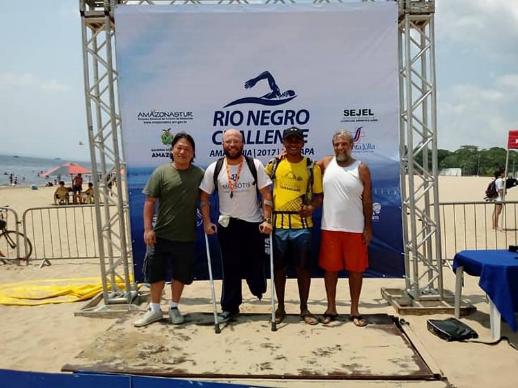 Nadador friburguense acompanhado dos amigos durante a viagem: objetivo é participar de prova internacional em 2018 (Arquivo pessoal)