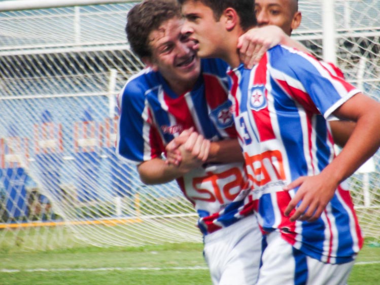 Bruno e João Pedro comemoram o gol que abriu caminho para a vitória tricolor (Vinicius Gastin/A Voz da Serra)