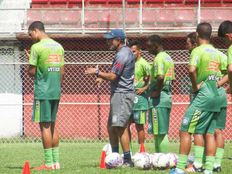 Andreotti comandou o primeiro treino coletivo na manhã do último domingo (Foto: Vinicius Gastin)