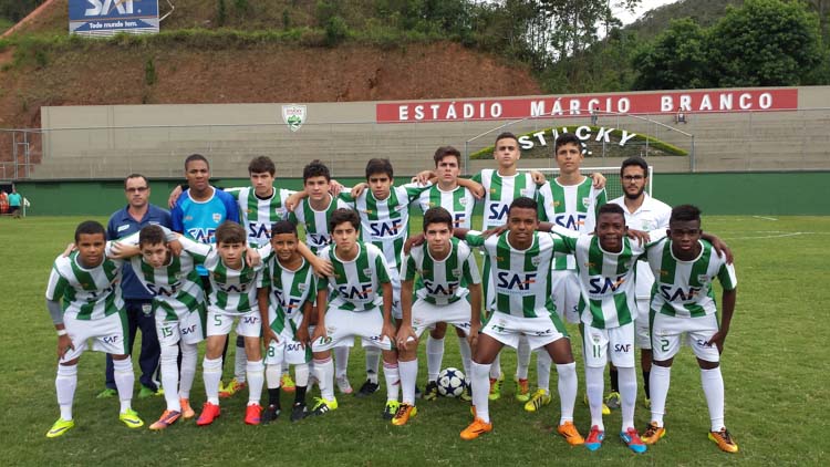 Stucky brilhou na categoria sub-15 e levou a taça de campeão