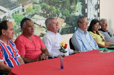 Autoridades, representantes e dirigentes formaram a mesa para as homenagens