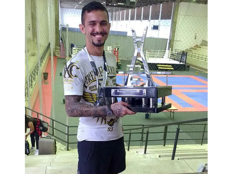 O troféu de prata exibido com orgulho pelo friburguense Jorge Coutinho