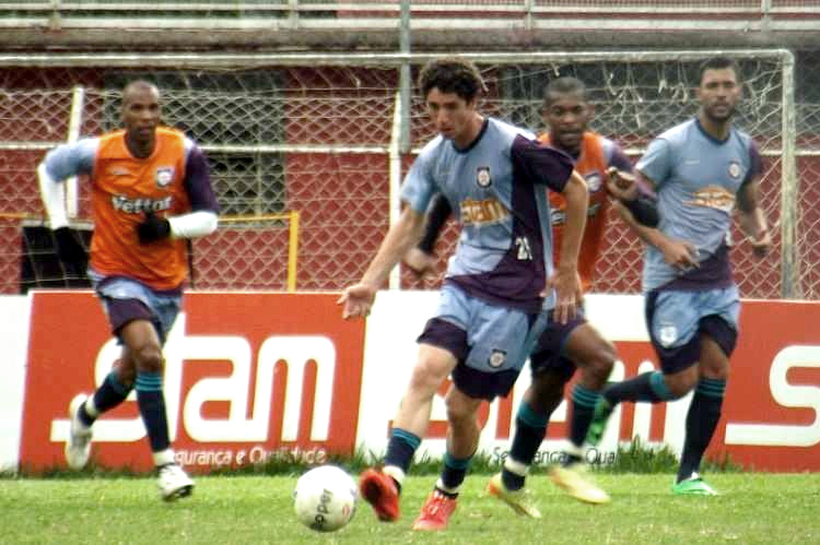 Rômulo marcou os dois gols da vitória do Friburguense em Cabo Frio (Foto: Vinicius Gastin)