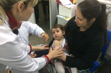Garotinha instantes antes de tomar a vacina no posto Sylvio Henrique Braune, na manhã desta quinta (Fotos: Adriana Oliveira)